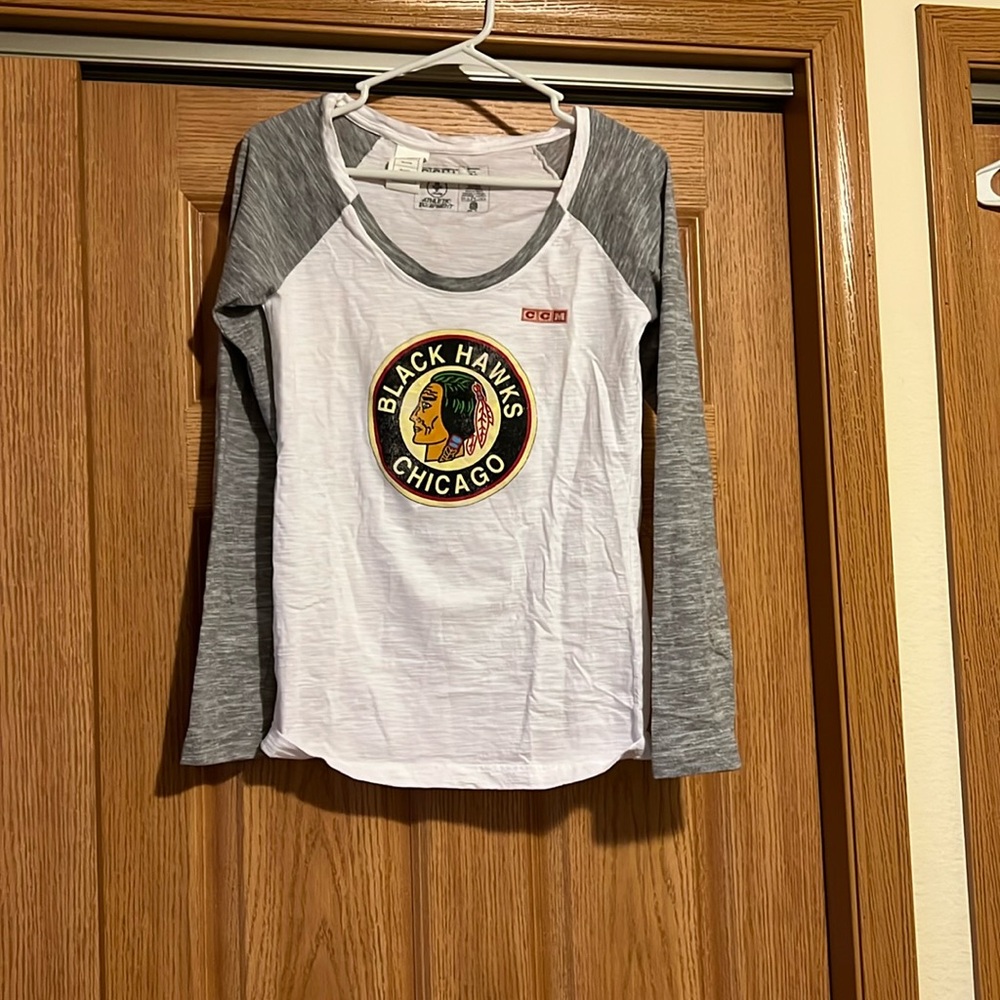 Women’s Size Medium Chicago Blackhawks Long Sleeve NWOT